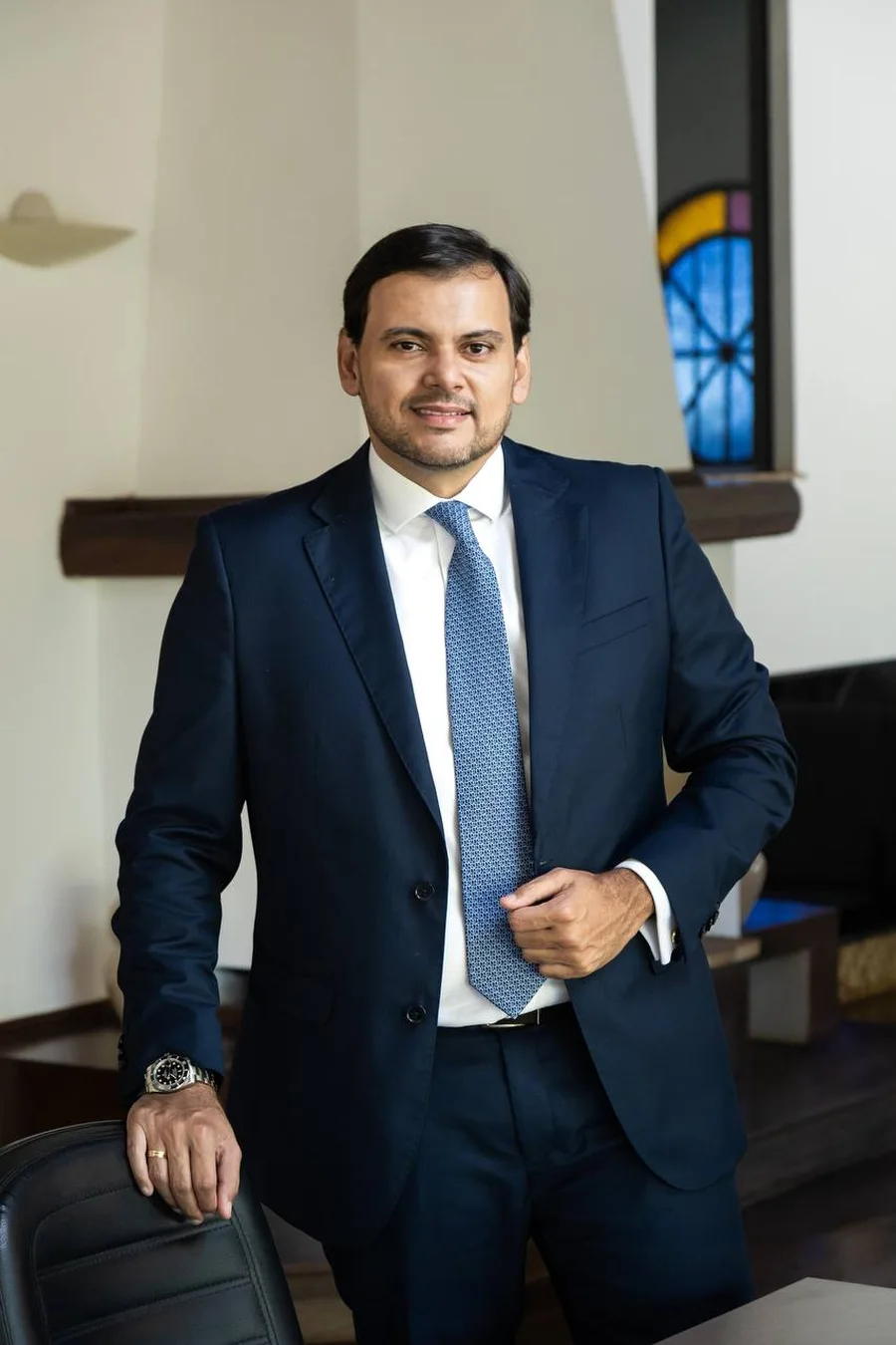 Vamário Wanderley, advogado, em retrato de terno azul-marinho